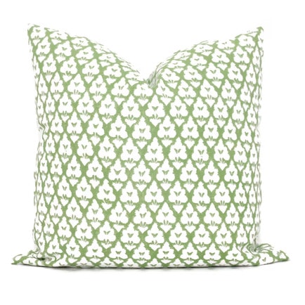 This green printed throw pillow is so bright and vibrant and fun for spring! #ABlissfulNest