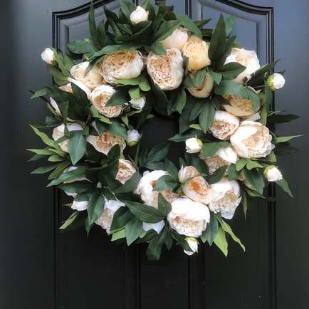 This cream peony wreath is so full, vibrant yet neutral and perfect for spring! #ABlissfulNest