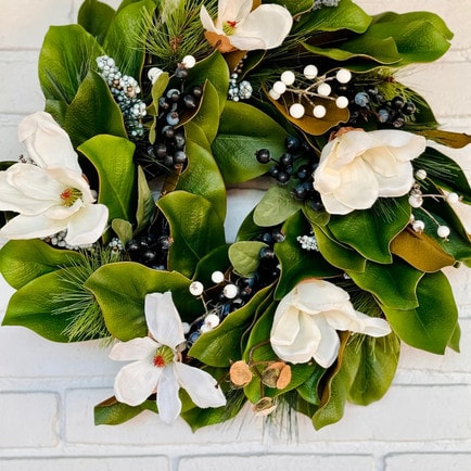 This magnolia wreath is so bright, beautiful and perfect for spring! #ABlissfulNest
