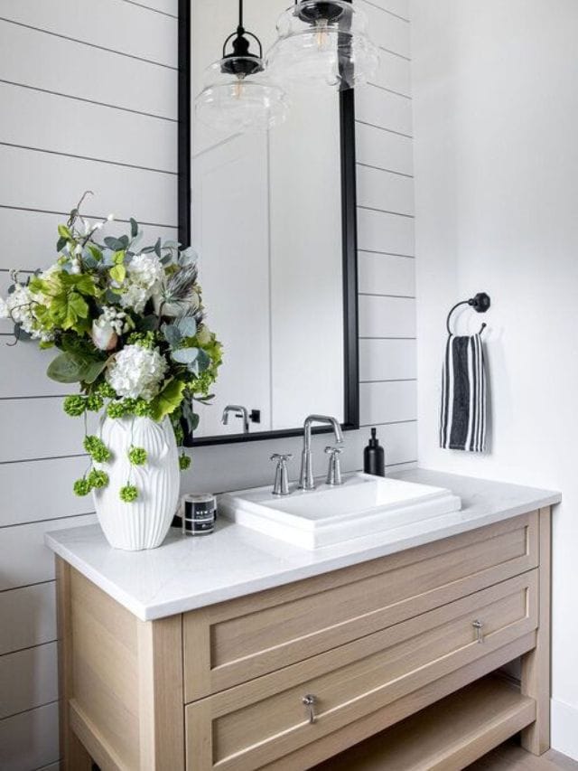 Small Farmhouse Bathroom-Webstories- Cover