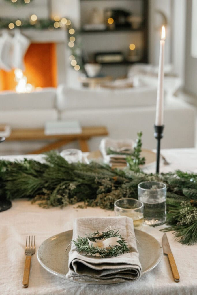 Modern Christmas Table Settings Ideas | A Blissful Nest