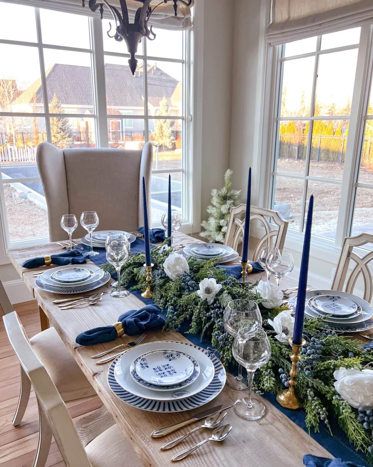 Modern Christmas Table Settings Ideas | A Blissful Nest