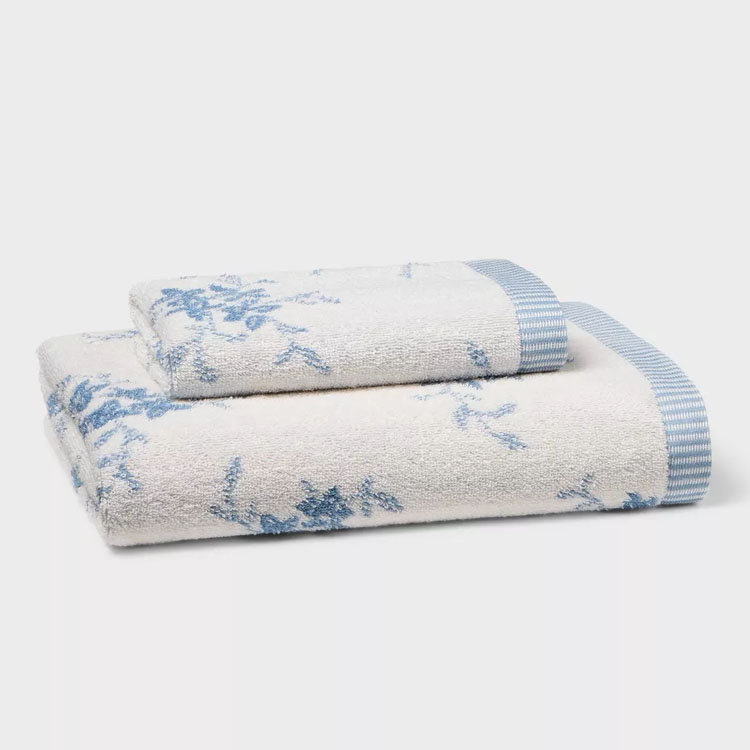 These blue floral hand and bath towels are so stunning! #ABlissfulNest