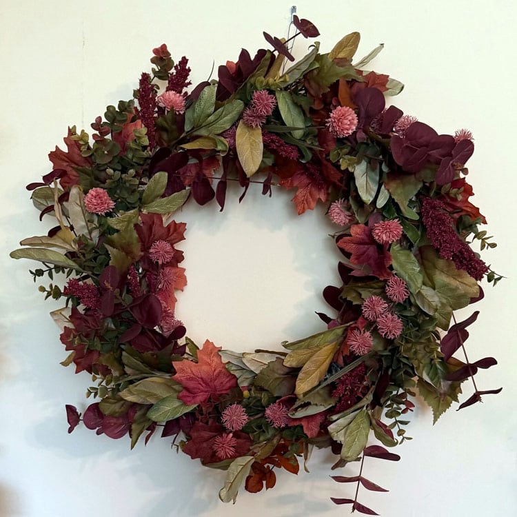 This rustic burgundy grapevine wreath is a dream for fall! #ABlissfulNest