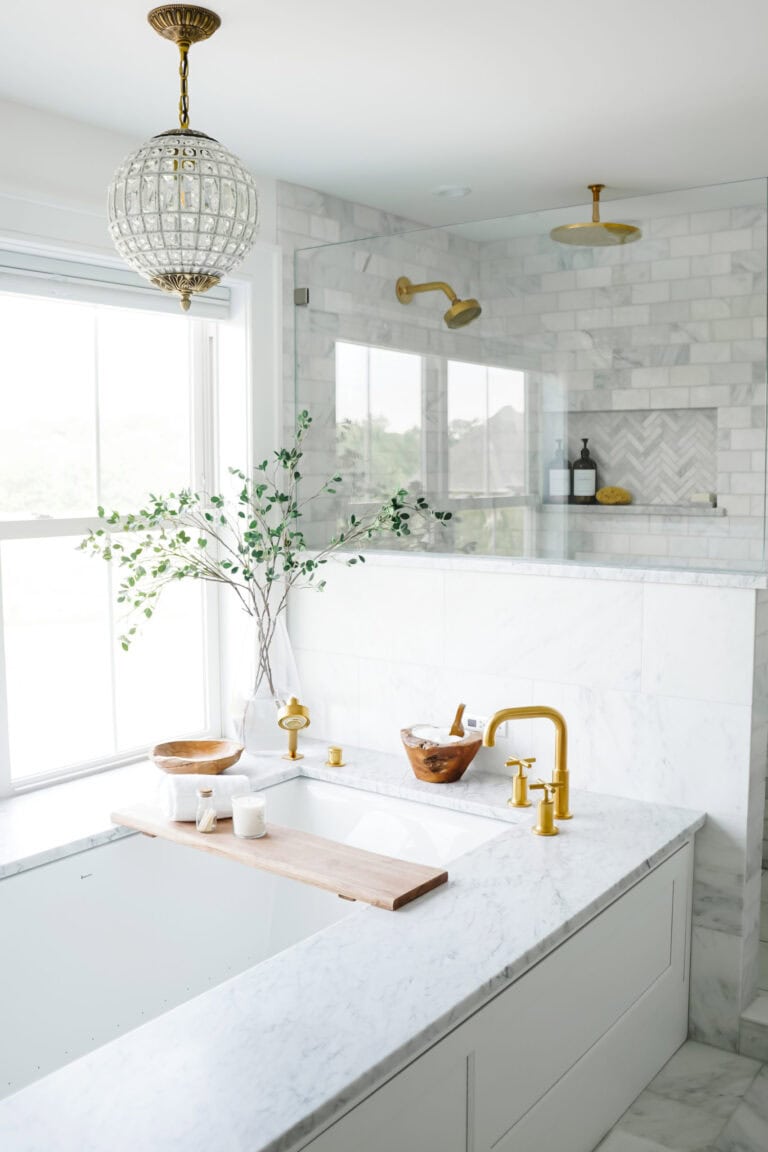 How to Organize a Bathtub for a Clutter-Free Bathroom