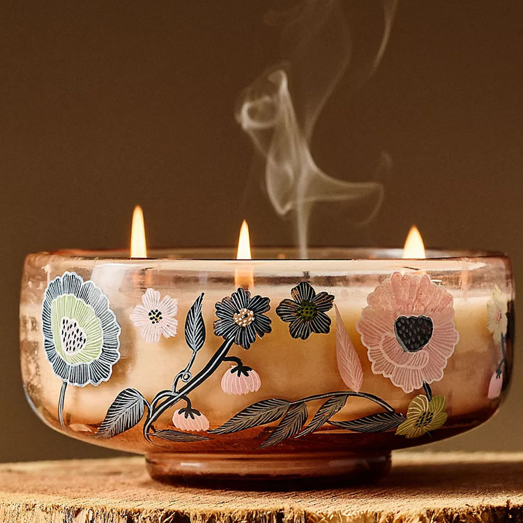 This chic candle is the perfect gift for the hostess! #ABlissfulNest