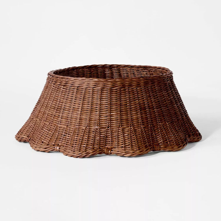 This scallop woven Christmas tree collar is a must have this holiday season! #ABlissfulNest
